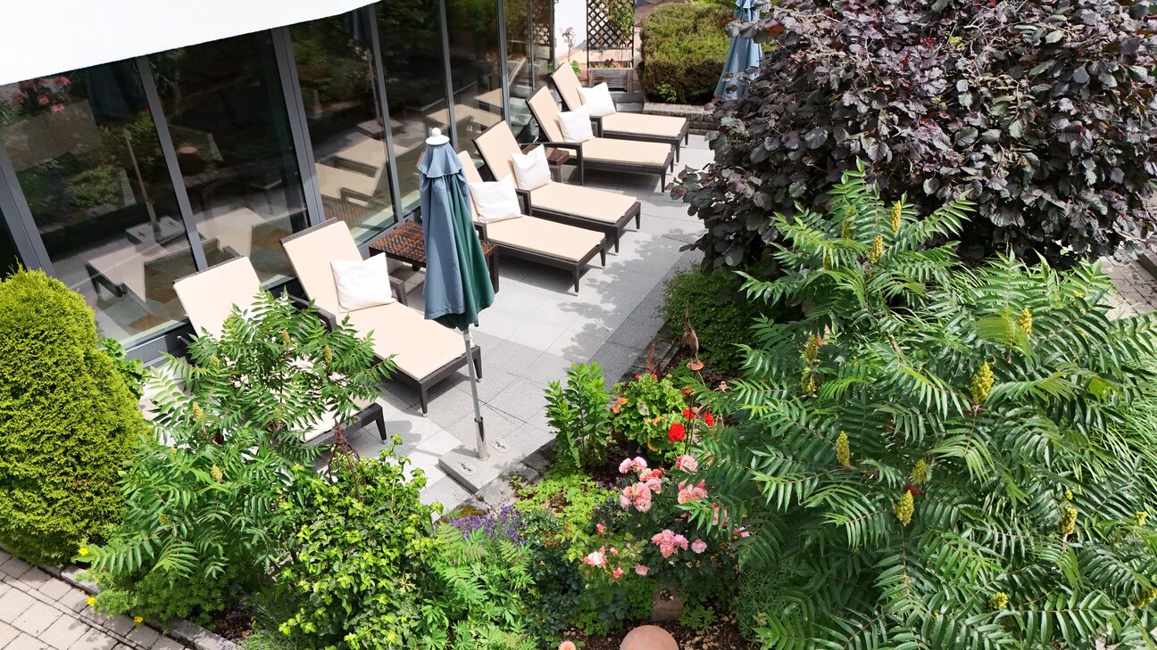 Liegen vor Hallenbad Liegen vor Hallenbad